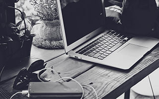 这种“分享群”最常见的套路：先让你偷走你的验证码，再一步步把你拉进坑里；把家人也提醒到位